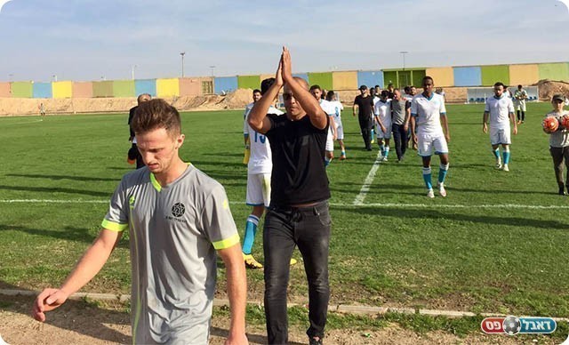 שחקני דימונה והמאמן אהוד כחילה בסיום (איציק כלפי)